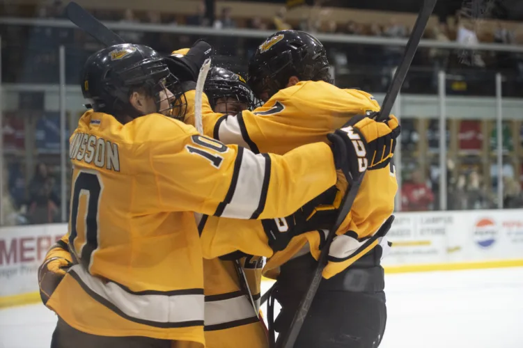 Huskies hockey hits the road to face St. Cloud State